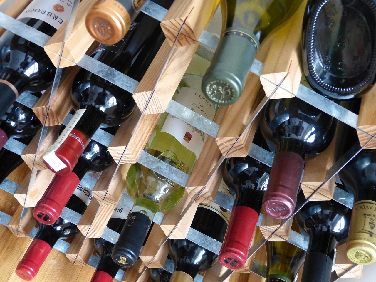 Erstes Abziehen von Wein von den Hefesätzen bei der Rebweinherstellung