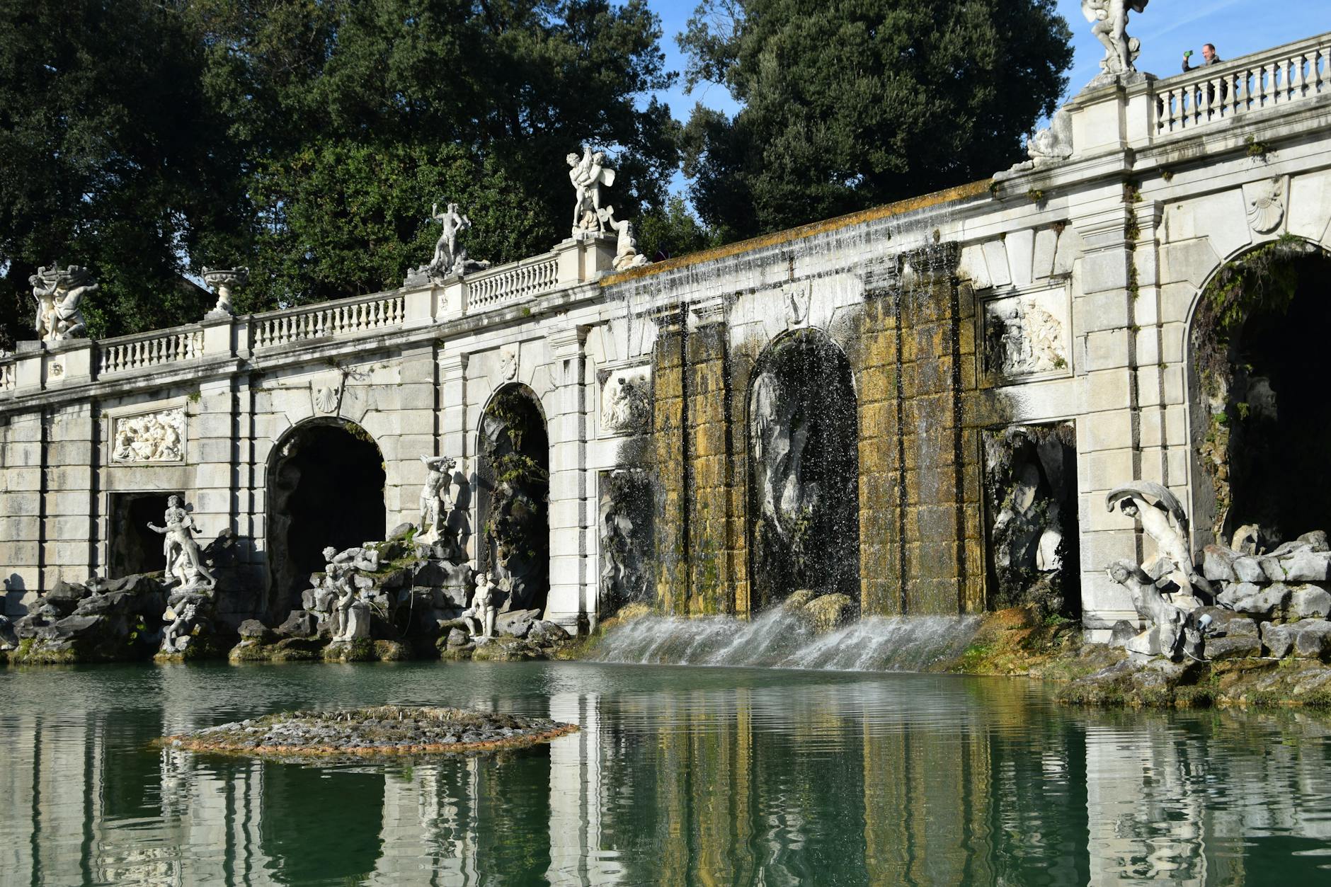 Renesanční vodní zahrady v Itálii s Villa d'Este a Villa Lante.