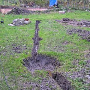 Gartenentwässerung – Ausheben eines Grabens auf vernässtem Gelände