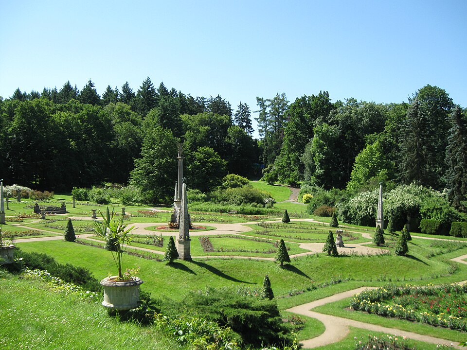 Rosengarten in Konopiště, Blick vom Gewächshaus