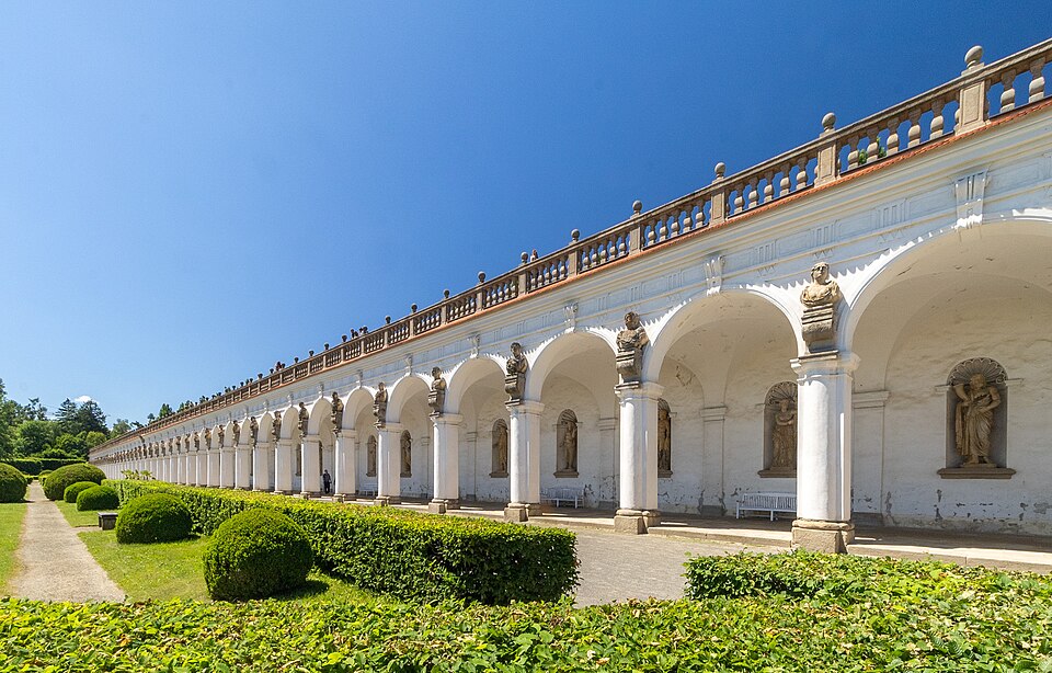 Lustgarten mit Kolonnade in Kroměříž