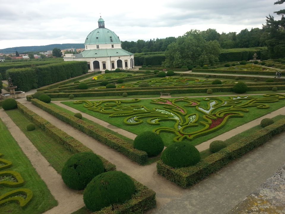 Blumengarten mit Rotunde in Kroměříž