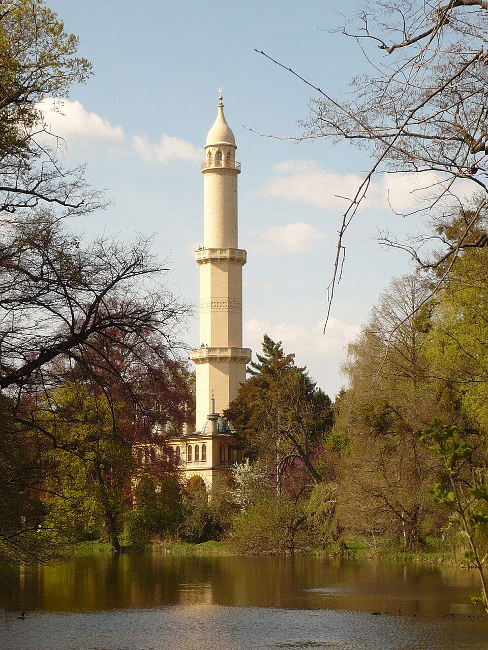 Minarett in Lednice zwischen Bäumen