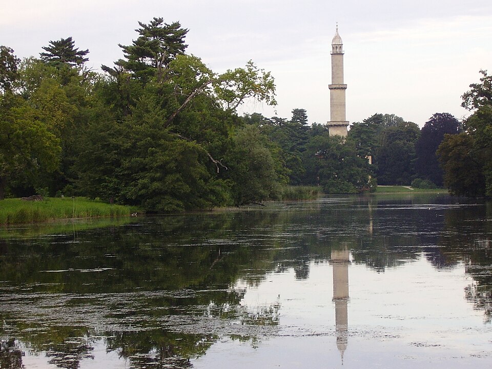 Minarett in Lednice über dem Teich