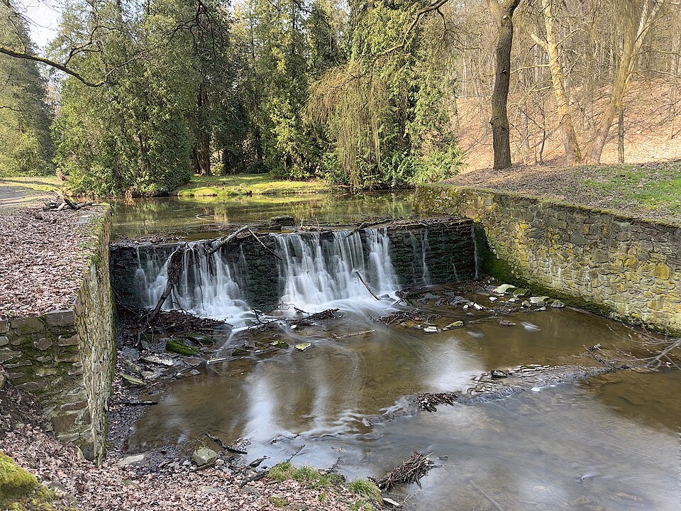 Kleiner Wasserfall im Park Průhonice