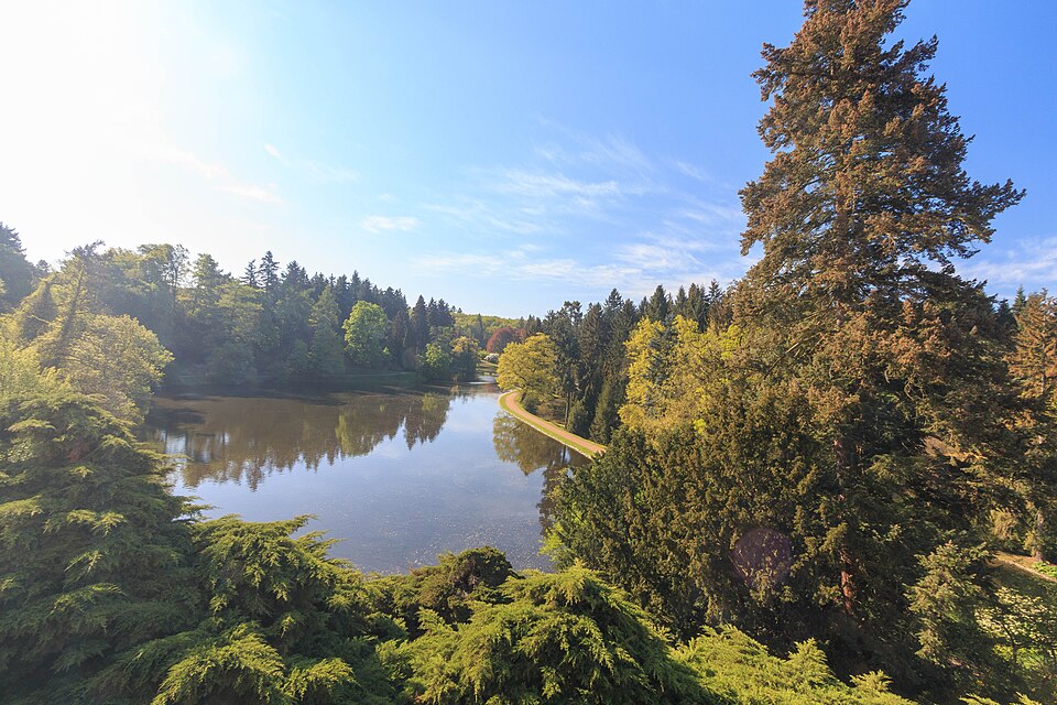 Teich unterhalb des Schlosses im Park Průhonice