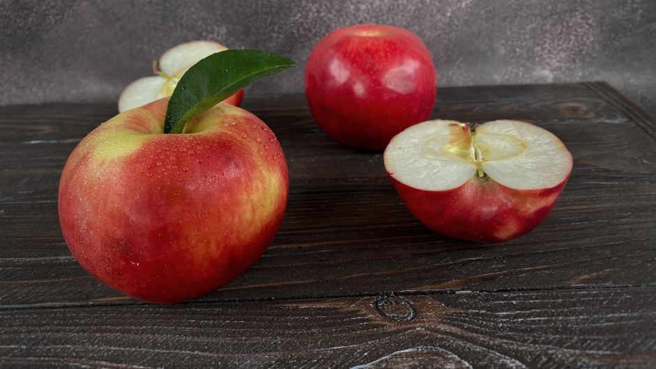 Aufgeschnittener Apfel mit braunen Kernen
