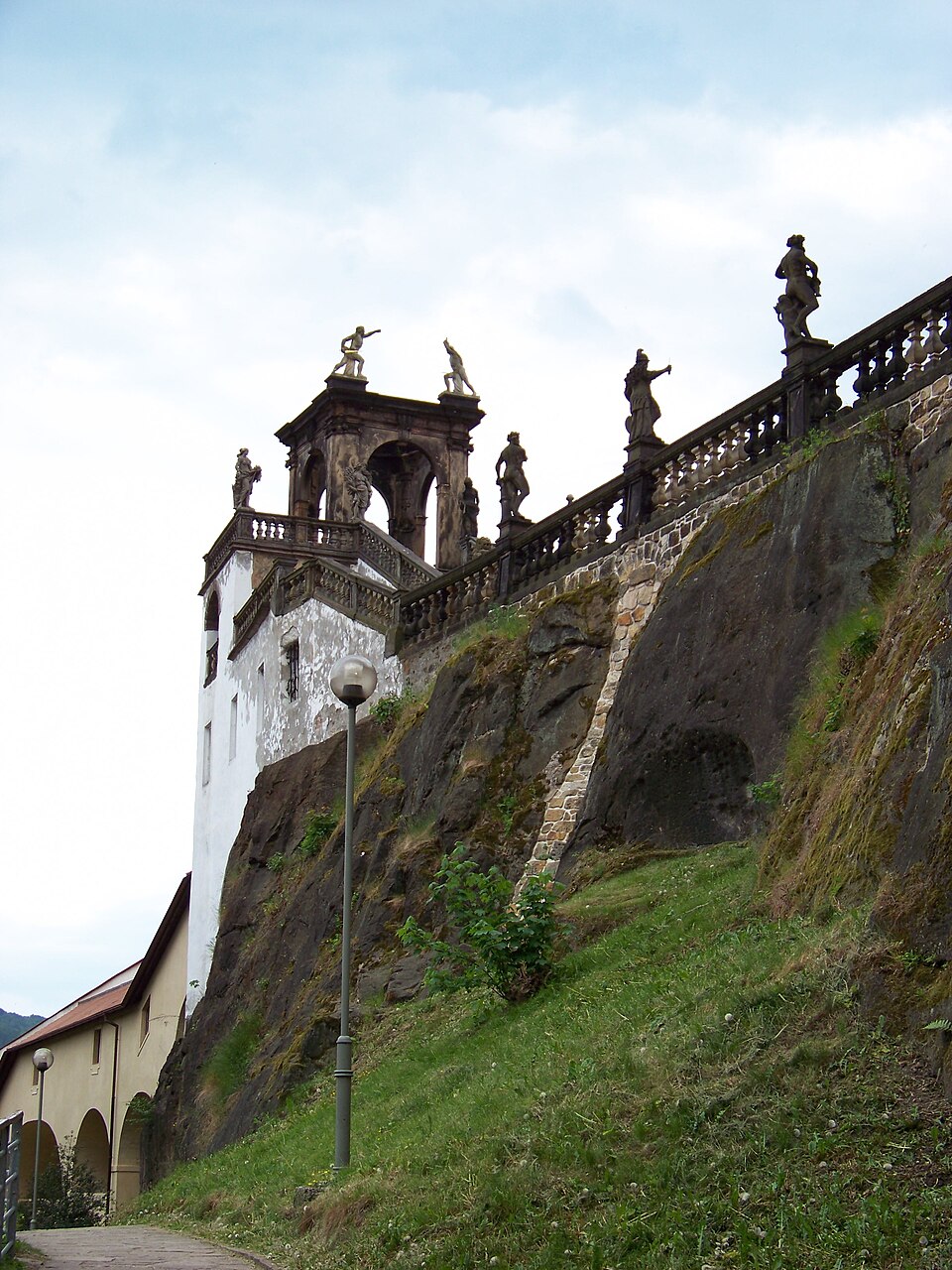 Felsen mit Gloriette des Rosengartens in Děčín von unten