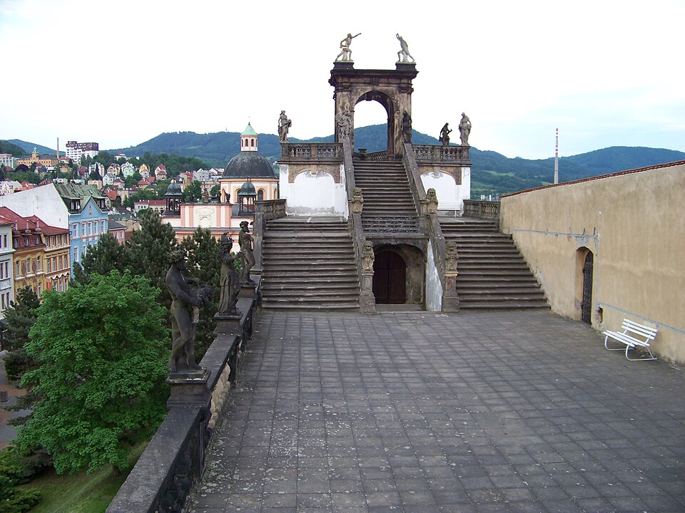 Gloriette und Kirche über dem Rosengarten in Děčín