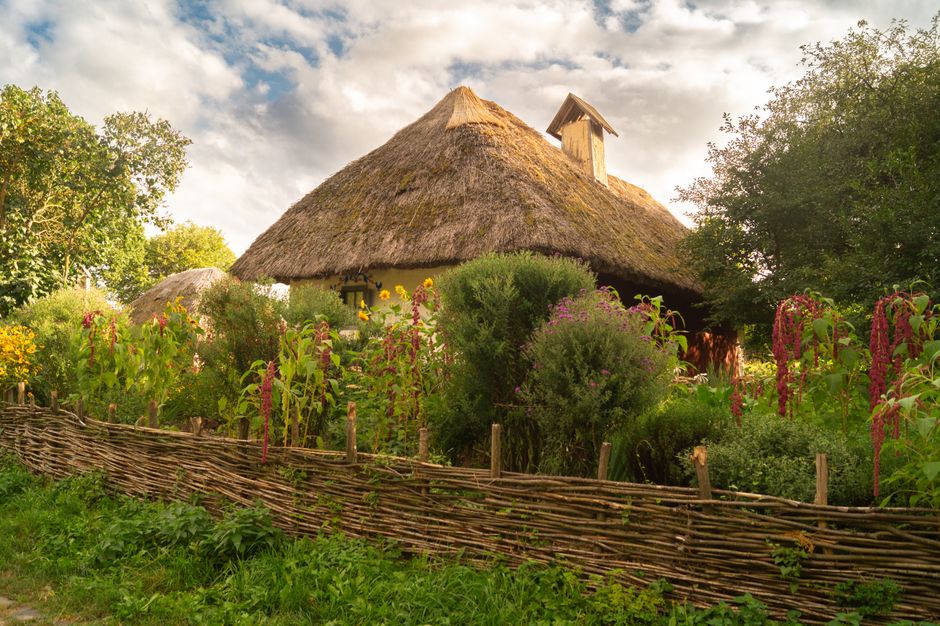 Bauerngarten mit Holzzaun