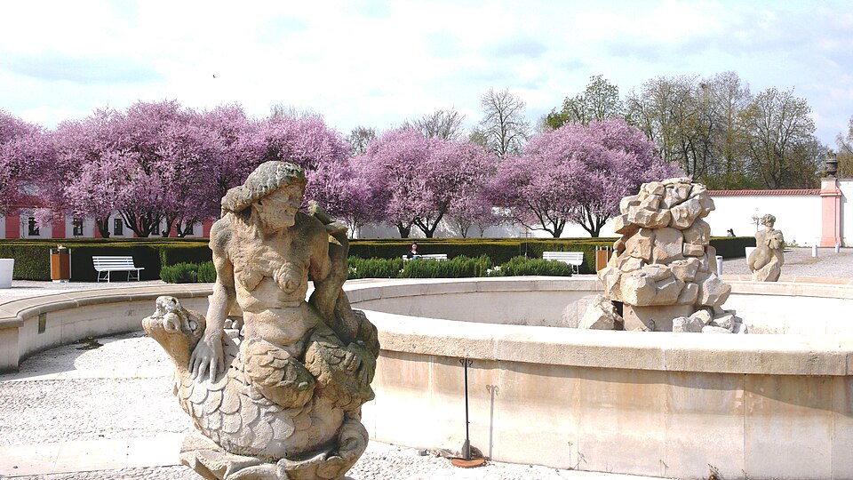 Barockgarten von Schloss Troja mit Ostbrunnen