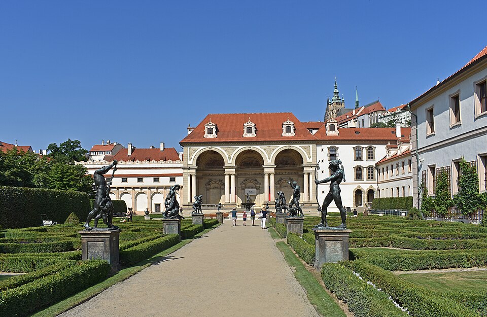 Blick über den Wallenstein-Garten zur Sala terrena