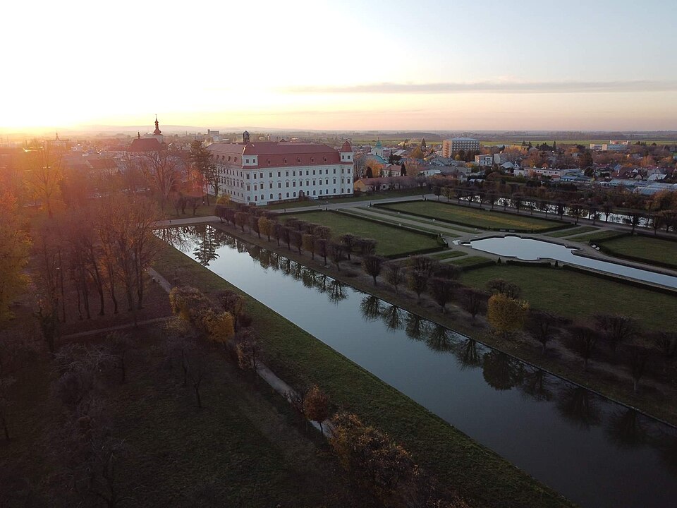 Schloss und Garten Holešov im Herbst