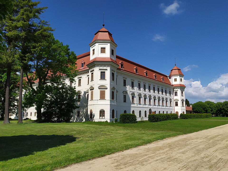 Schloss Holešov vom Garten aus gesehen