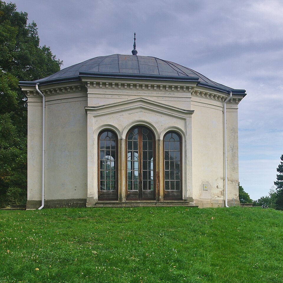Empire-Pavillon im Schlosspark Čechy pod Kosířem