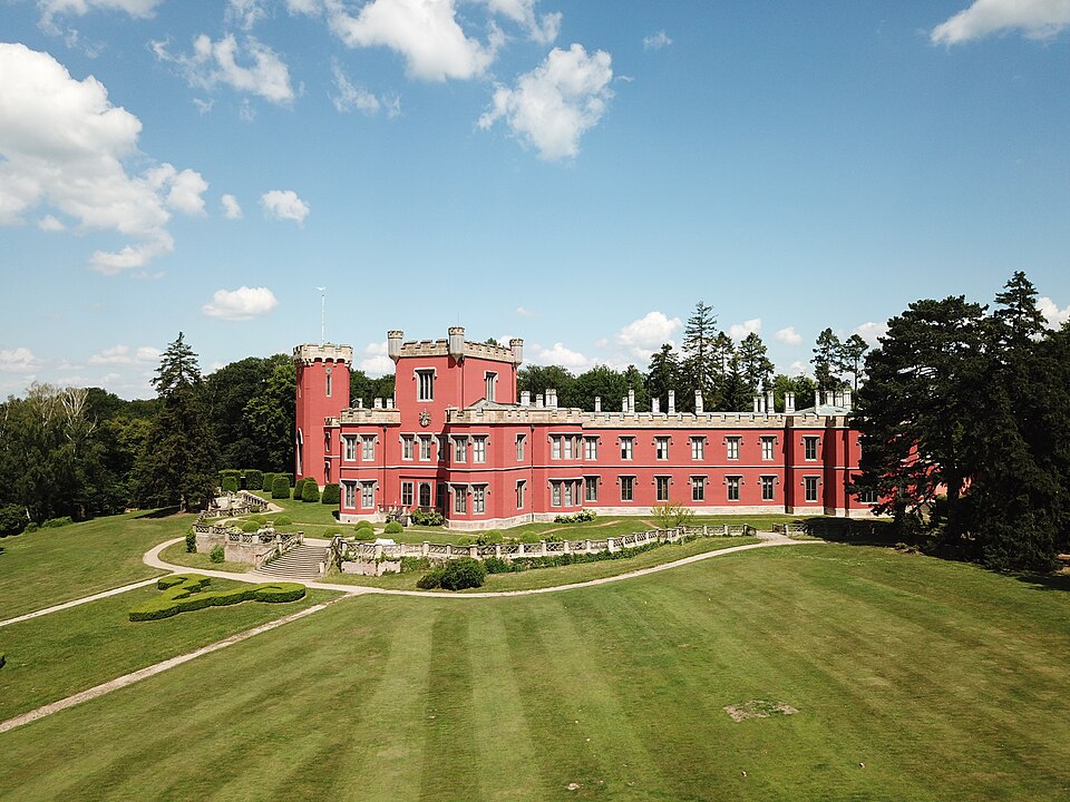 Schloss Hrádek u Nechanic, Luftbild von Südosten