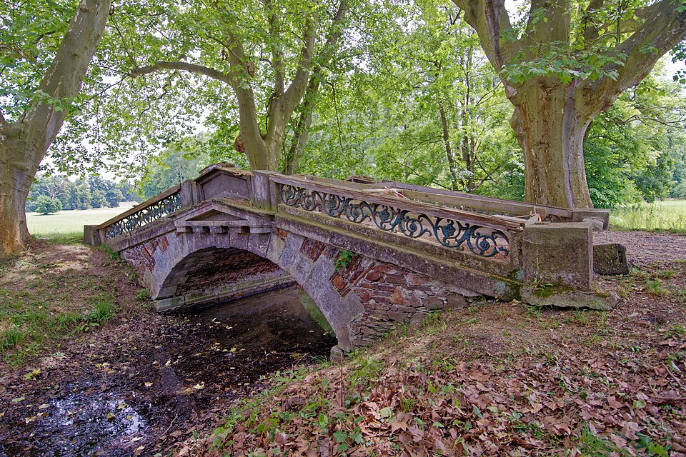 Platanenbrücke im Schlosspark Kačina