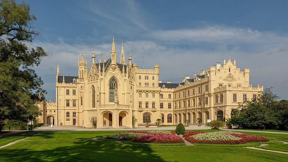 Hauptfassade von Schloss Lednice