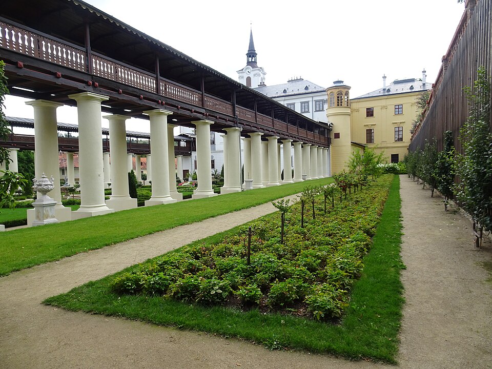 Kolonnade und überdachte Pergola im Schlossgarten Lysice