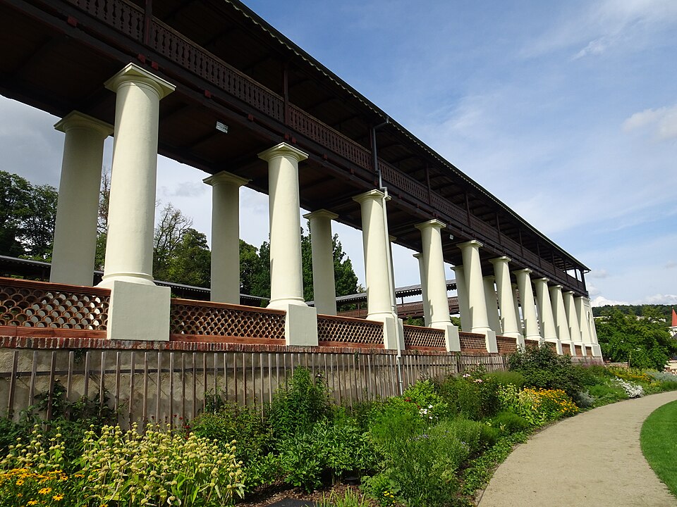 Kolonnade im Schlossgarten Lysice