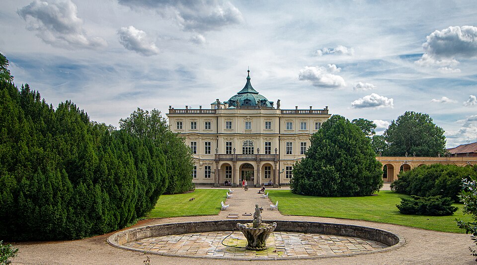 Brunnen am Schloss Ploskovice