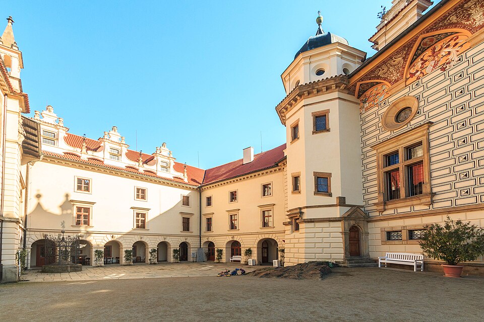 Innenhof von Schloss Průhonice